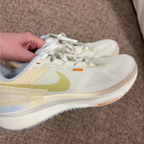 Nike Women's Structure 25 Running Shoes in Sail - Picture 5 of 9